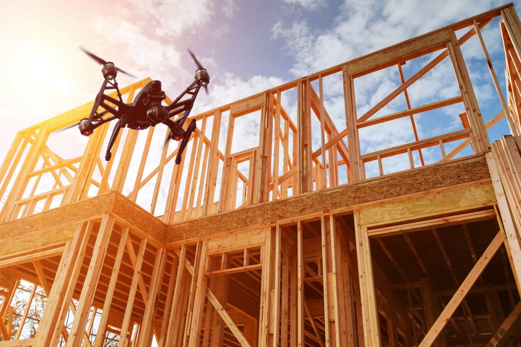 Black drone quadcopter-Cómo los Drones Están Transformando la Industria de la Construcción - RoCDrone - Facilitar la construcción con ayuda aérea