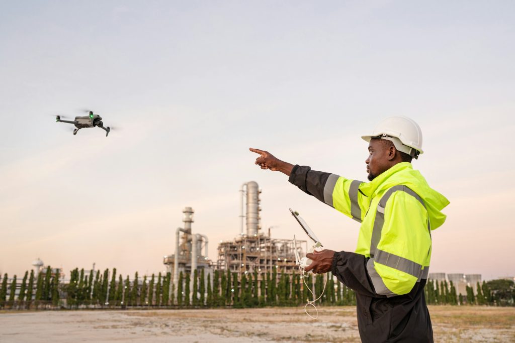 Engineer Specialists Pilot Drone on Construction Site.-Cómo los Drones Están Transformando la Industria de la Construcción - RoCDrone - Facilitar la construcción con ayuda aérea