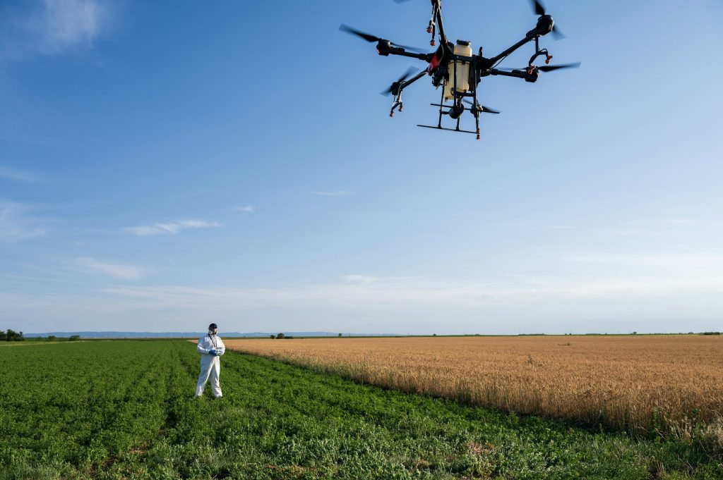 Drone operator, modern farmer flies drone over agricultural fields - Innovaciones del Uso de Drones en el sector de la Agricultura - RocDron, Operadora profesional de drones y entidad de formación