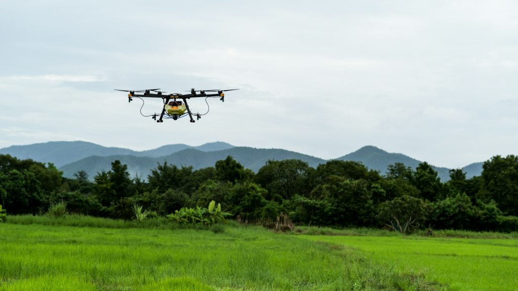 Drones for spraying fertilizers and chemicals in agriculture, modern agriculture - Innovaciones del Uso de Drones en el sector de la Agricultura - RocDron, Operadora profesional de drones y entidad de formación