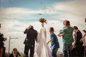 dron en una boda Descubre cómo los drones transforman la fotografía de eventos y el marketing inmobiliario con imágenes aéreas espectaculares.