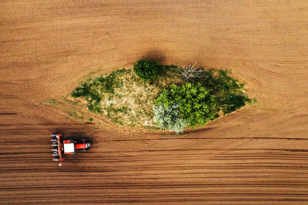 Top view of tractor with seeder from drone pov - Innovaciones del Uso de Drones en el sector de la Agricultura - RocDron, Operadora profesional de drones y entidad de formación