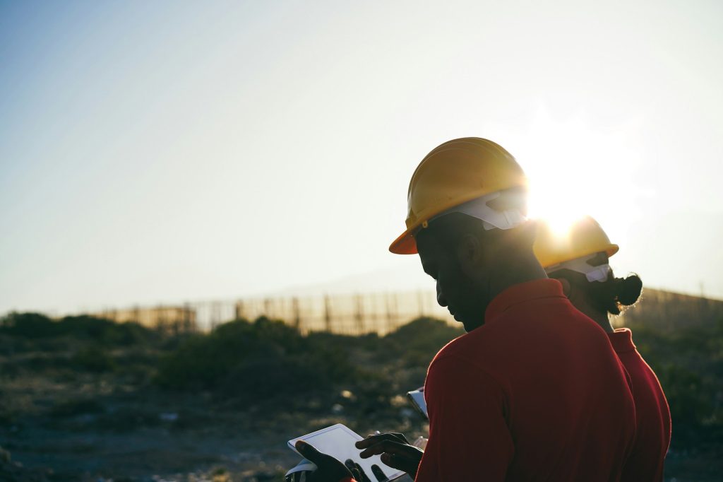 Ingeniero con Dron- ¿Qué usos tiene las inspecciones técnicas con drones? - Roc Dron, operadora profesional de drones y formación