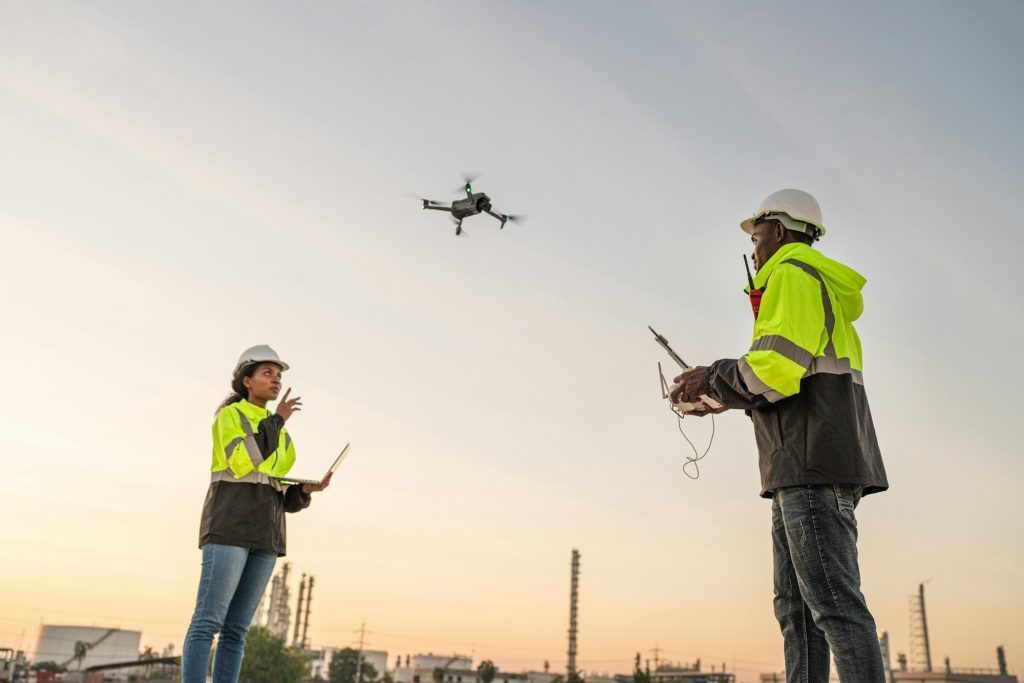 Personas haciendo una inspección con drones - ¿Qué usos tiene las inspecciones técnicas con drones? - Roc Drone, operadora profesional de drones y formación