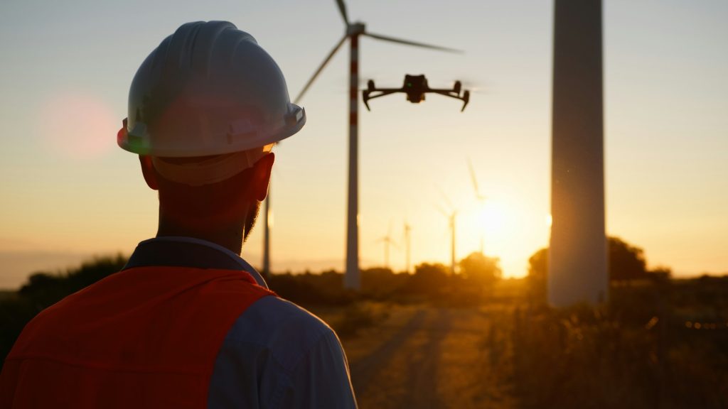 using a drone for wind turbine -¿Qué usos tiene las inspecciones técnicas con drones? - Roc Dron, operadora profesional de drones y formación