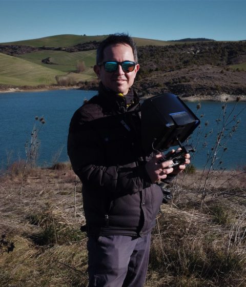 Rodrigo Coronel - foto con un dron - RocDron, operadora profesional de drones y formación - En Navarra